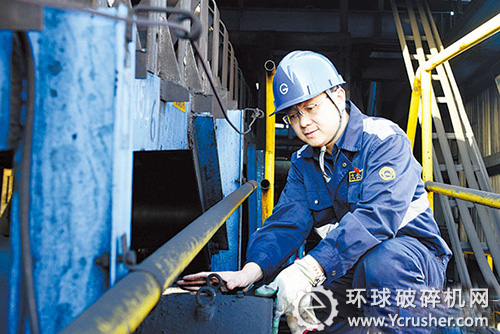 李凌云正在檢查皮帶機(jī)