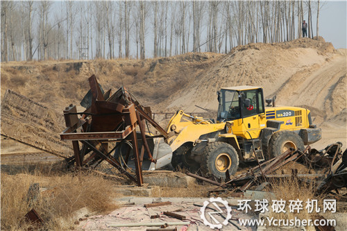 圖為：工作人員正在對非法砂石料場設備進行拆除