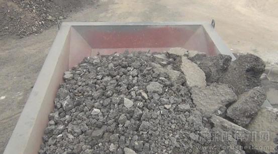 大塊料經(jīng)一級(jí)破碎機(jī)破碎