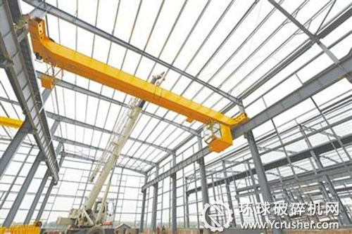 施工人員正在吊裝起重設(shè)備