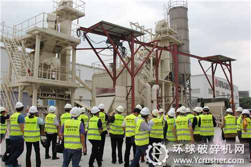 專(zhuān)家組一行參觀南方路機(jī)V7制砂設(shè)備試驗(yàn)機(jī)