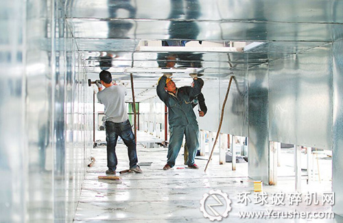 工人們對生產(chǎn)線上的反應(yīng)釜、掖和機(jī)、網(wǎng)帶、球磨機(jī)等配套工序正在進(jìn)行最后的調(diào)試