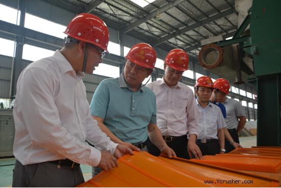 湖北鑫鷹總經(jīng)理洪鎮(zhèn)波（左一）向李秉恒局長(zhǎng)介紹創(chuàng)新產(chǎn)品