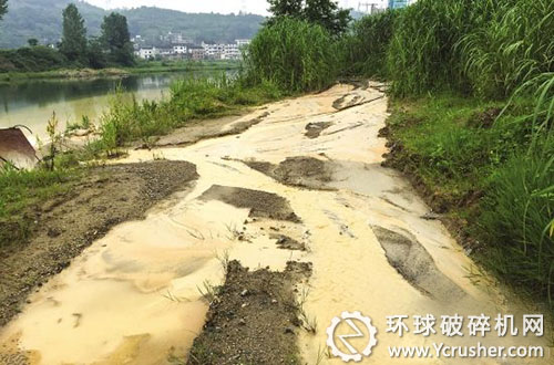 5月13日，婁底市婁漣砂場(chǎng)，污水未作任何處理，直接流入漣水河中