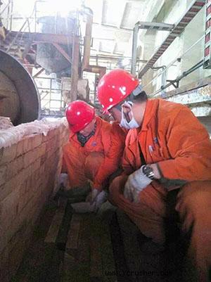 電控中心對回轉窯進行搶修