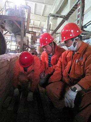 電控中心對回轉窯進行搶修