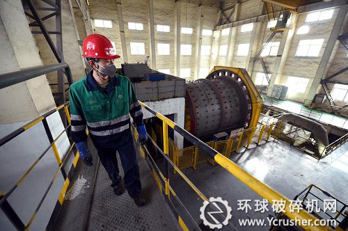 在金昌市金川公司,工人在銅爐渣選礦球磨車間巡查