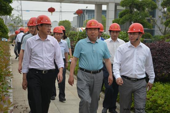 湖北省證監(jiān)局李秉恒局長(zhǎng)（中）參觀公司花園廠區(qū)