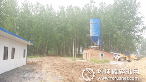 在濱海八巨界牌小街南河邊，一座破舊不堪的攪拌筒支撐在那里，生產(chǎn)條件極其簡(jiǎn)陋。