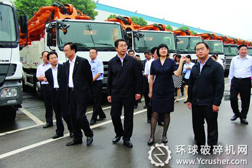 公司副總工程師付玲（前排右二）向申長雨局長（前排右三）介紹公司產(chǎn)品情況