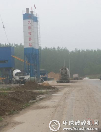 拌筒一支就生產(chǎn)商品混凝土，像這樣無(wú)資質(zhì)的混凝土預(yù)攪拌企業(yè)在濱海有20多家。