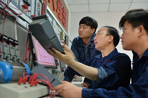 6月3日，在開(kāi)灤集團(tuán)林南倉(cāng)礦業(yè)公司，劉少輝（中）與創(chuàng)新團(tuán)隊(duì)成員探討技改項(xiàng)目。