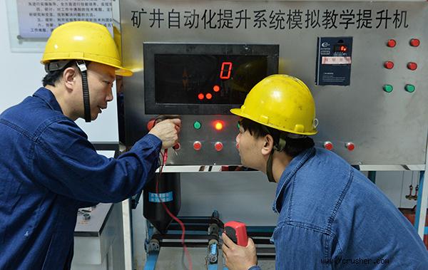 6月3日，在開(kāi)灤集團(tuán)林南倉(cāng)礦業(yè)公司礦井主絞車房，劉少輝（左）與工友測(cè)試模擬教學(xué)提升機(jī)數(shù)據(jù)。