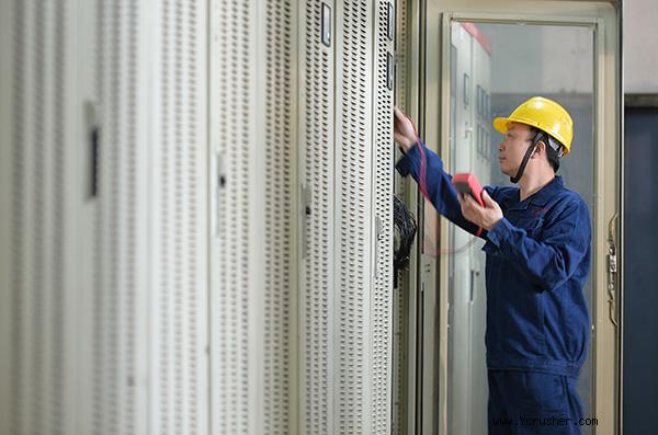 6月3日，在開(kāi)灤集團(tuán)林南倉(cāng)礦業(yè)公司礦井主絞車房，劉少輝（左）與工友測(cè)試模擬教學(xué)提升機(jī)數(shù)據(jù)。