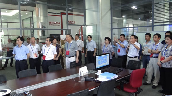 實施創(chuàng)新驅動加快產(chǎn)業(yè)升級 福建全國人大代表蒞臨南方路機調研