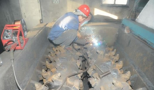 同煤集團同忻礦推廣應用&ldquo;設備管理數(shù)據(jù)庫+設備訂單式檢修+設備檢修跟蹤報告&rdquo;三位一體檢修模式，確保計劃周密、安排合理、檢修科學，實現(xiàn)了對設備的無定期不停產(chǎn)檢修，有效降低了設備故障率、提高了檢修效率和設備開機率。 圖為該礦地面皮帶隊員工按照&ldquo;三位一體&rdquo;的檢修模式，正在對破碎機截齒齒座進行更換