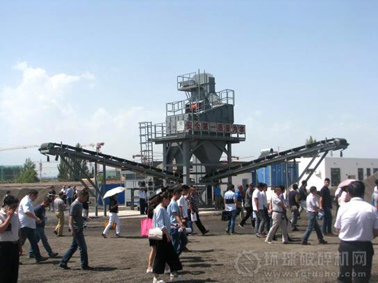 亞龍筑機瀝青舊料破碎篩分設備亮相&ldquo;綠色道路與預防性養(yǎng)護新技術&rdquo;學術交流會