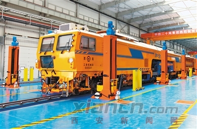 圖為運(yùn)行中的西安大型養(yǎng)路機(jī)械檢修基地