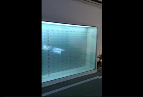 遠(yuǎn)程監(jiān)控室正在對圓錐破碎機、顎式破碎機等大型礦山機械設(shè)備的遠(yuǎn)程智能化操控