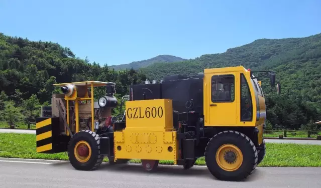 中鐵科工研制的GZL600型路面共振破碎機