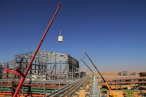 浮選機(jī)正在吊裝就位