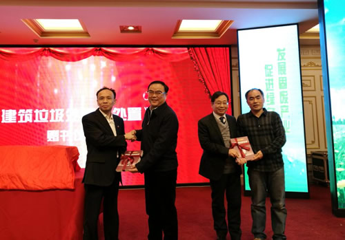 鼎盛董事長(zhǎng)盧洪波、河南科技出版社主編李肖勝為華北水利水電大學(xué)、福建泉工股份有限公司贈(zèng)書(shū)