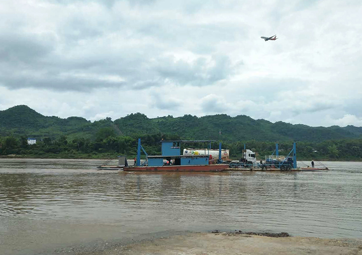 泰國亞洲牌水泥通過渡船進(jìn)入湄公河半島