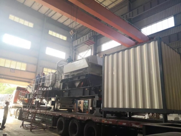 南方路機(jī)移動(dòng)破碎篩分設(shè)備八車齊發(fā)