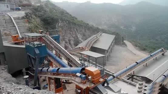 中碎圓錐破碎機的給料均來自粗碎顎式破碎機的排料