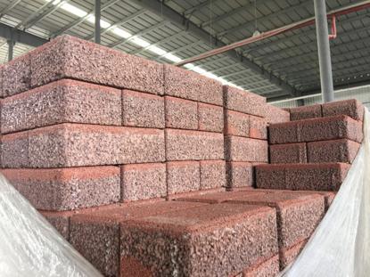 武漢一臺大型機(jī)器&ldquo;移動破碎生產(chǎn)線&rdquo;&ldquo;吃進(jìn)&rdquo;建筑廢渣 吐出&ldquo;再生透水磚&rdquo;