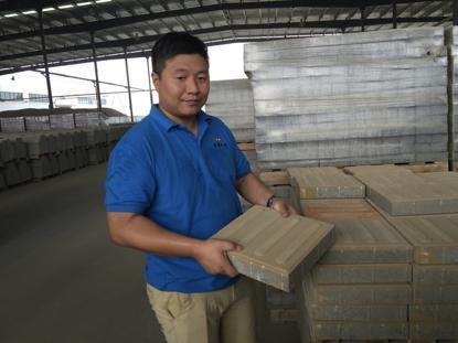 武漢一臺大型機(jī)器&ldquo;移動破碎生產(chǎn)線&rdquo;&ldquo;吃進(jìn)&rdquo;建筑廢渣 吐出&ldquo;再生透水磚&rdquo;