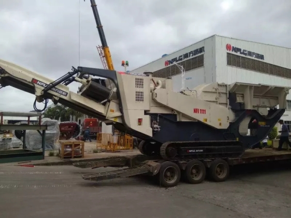 南方路機(jī)移動(dòng)破碎篩分設(shè)備八車齊發(fā)