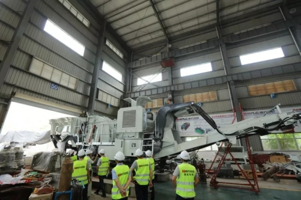 南方路機(jī)移動(dòng)破碎篩分設(shè)備八車齊發(fā)