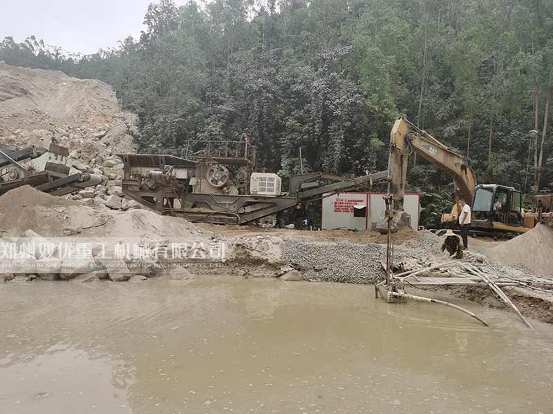 履帶碎石機(jī)現(xiàn)場(chǎng)圖片